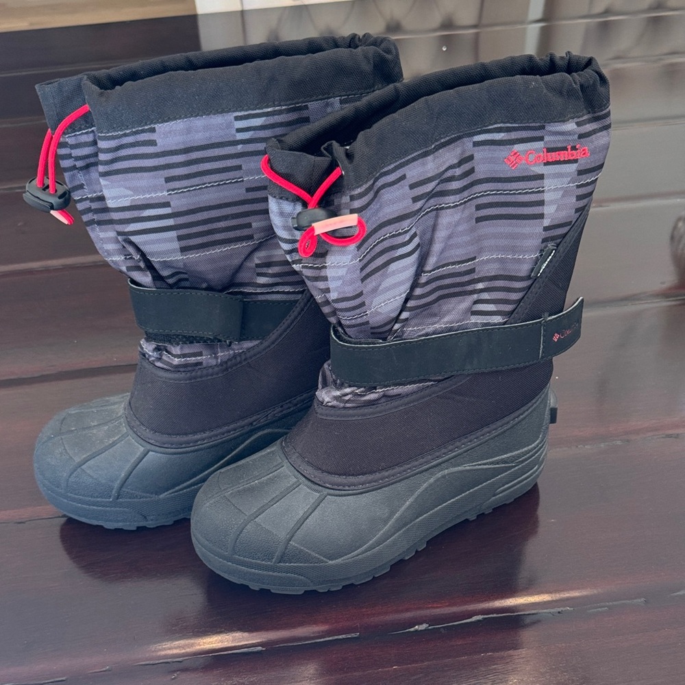 Columbia snow boots. Size 4